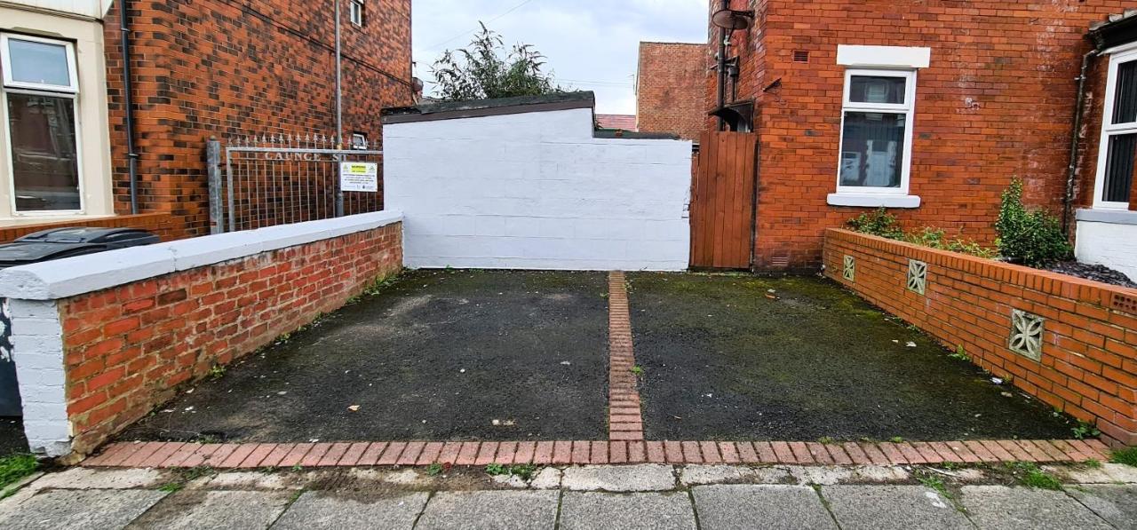 Tower Views 2 Bedroom House With Private Parking Blackpool Esterno foto