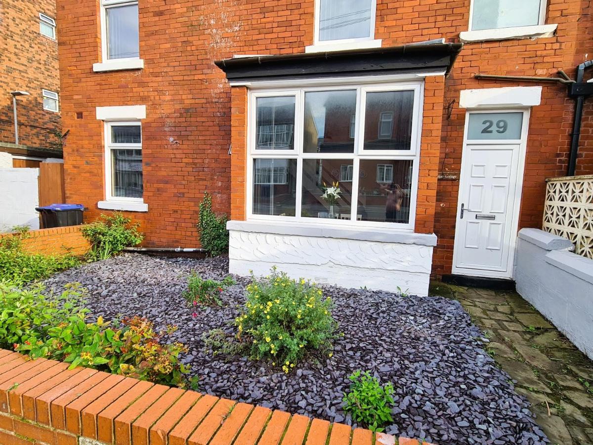 Tower Views 2 Bedroom House With Private Parking Blackpool Esterno foto