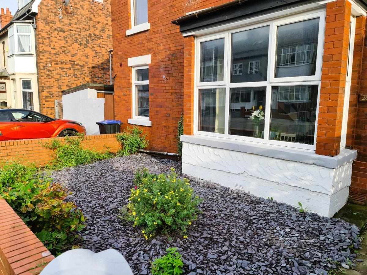 Tower Views 2 Bedroom House With Private Parking Blackpool Esterno foto