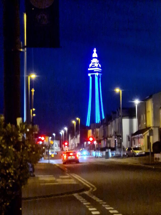 Tower Views 2 Bedroom House With Private Parking Blackpool Esterno foto