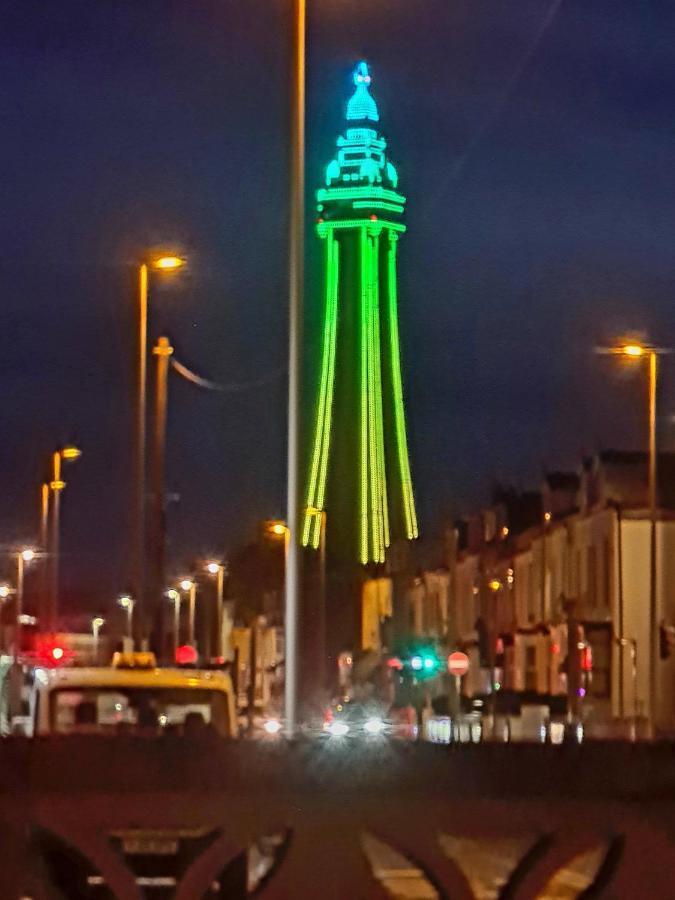 Tower Views 2 Bedroom House With Private Parking Blackpool Esterno foto