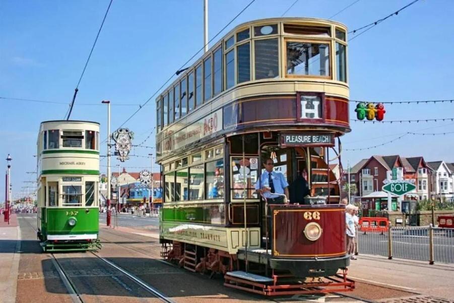 Tower Views 2 Bedroom House With Private Parking Blackpool Esterno foto